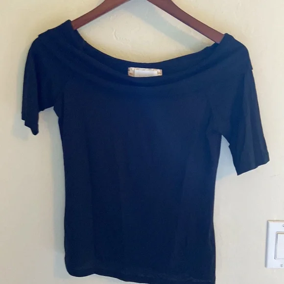 ❗️LAST CHANCE❗️Anthropologie Ett Twa Patchett Top Off Shoulder Tee Black XS - Picture 2 of 6
